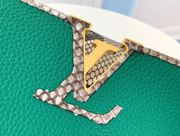 ⁦حقيبة Capucines PM من Louis Vuitton⁩ - الصورة ⁦2⁩