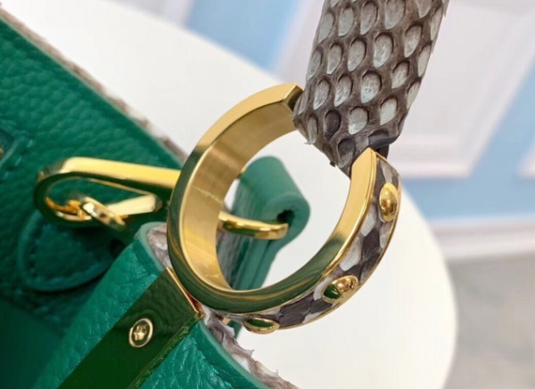 ⁦حقيبة Capucines PM من Louis Vuitton⁩ - الصورة ⁦4⁩