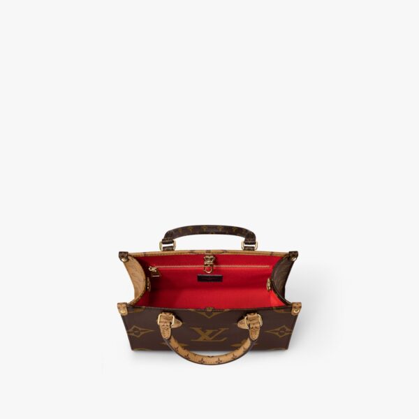 ⁦حقيبة OnTheGo PM من Louis Vuitton⁩ - الصورة ⁦3⁩